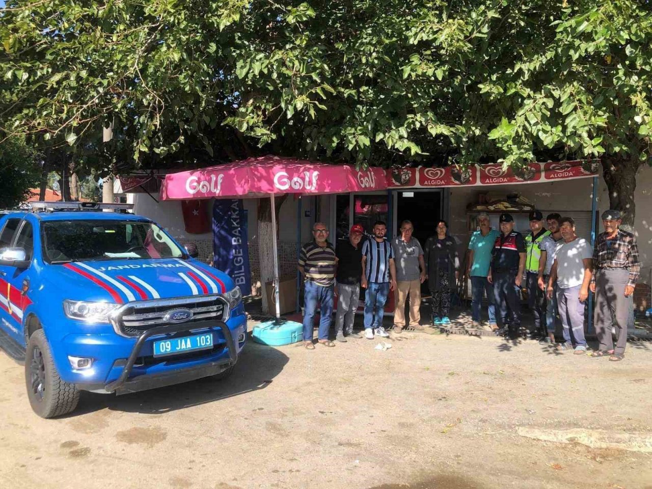 Jandarma esnaf ve vatandaşları bilgilendirdi