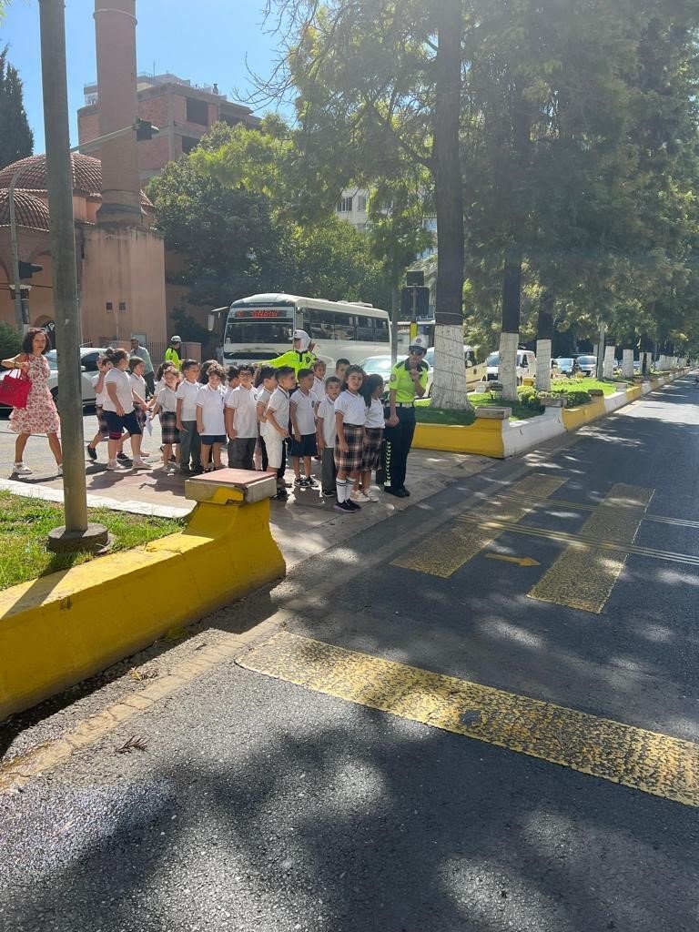 Trafik ekipleri, öğrenciler ile birlikte yaya önceliğine dikkat çekti