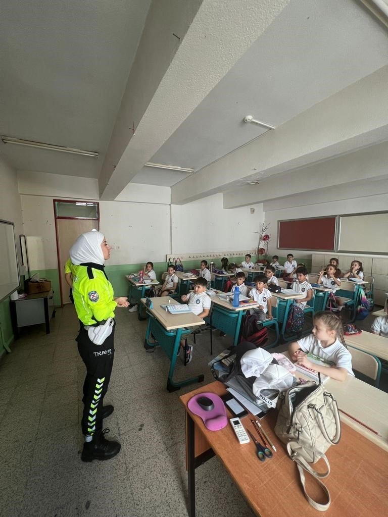 Trafik ekipleri, öğrenciler ile birlikte yaya önceliğine dikkat çekti