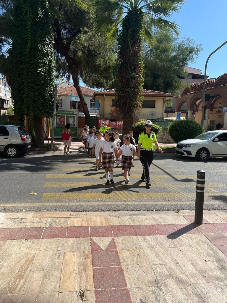 Trafik ekipleri, öğrenciler ile birlikte yaya önceliğine dikkat çekti
