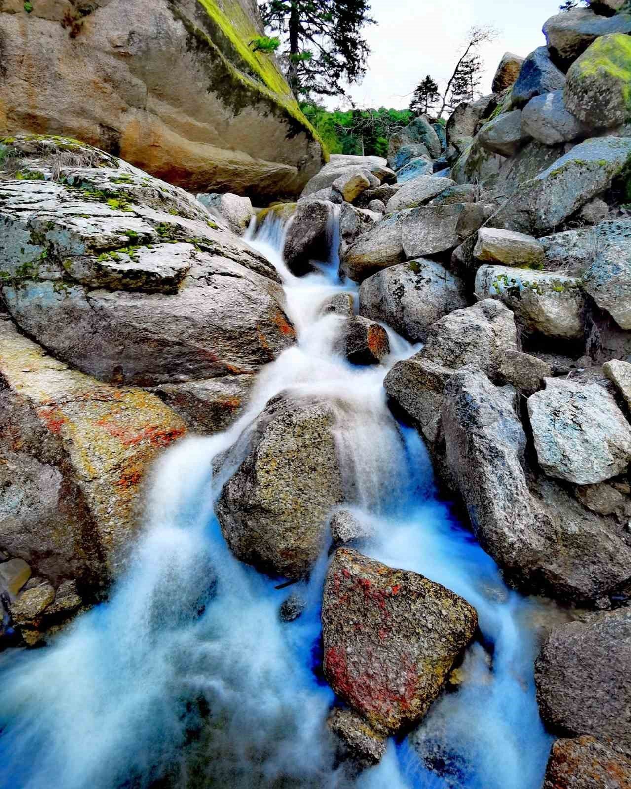 Kimi sesine kimi de görüntüsüne hayran kalıyor