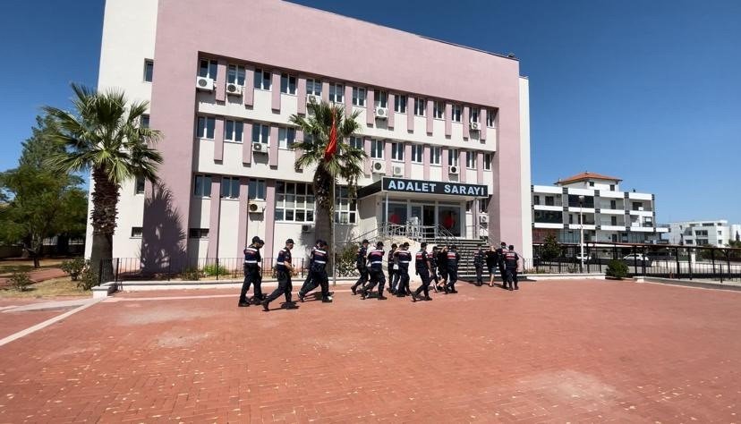 Korsan taksilerle göçmen kaçaklığı operasyonunda 6 tutuklama
