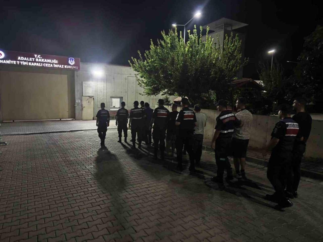 Korsan taksilerle göçmen kaçaklığı operasyonunda 6 tutuklama