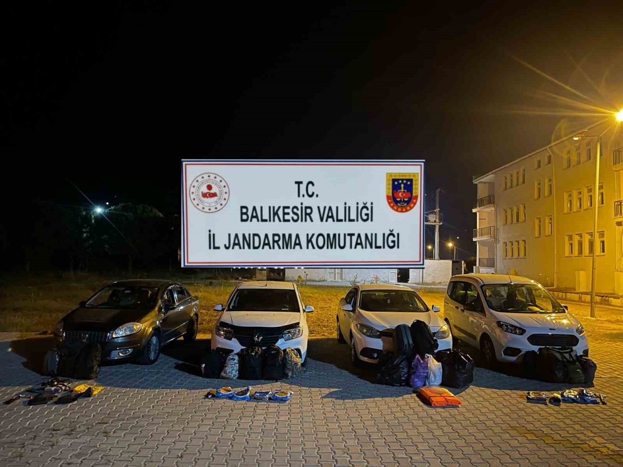 Korsan taksilerle göçmen kaçaklığı operasyonunda 6 tutuklama