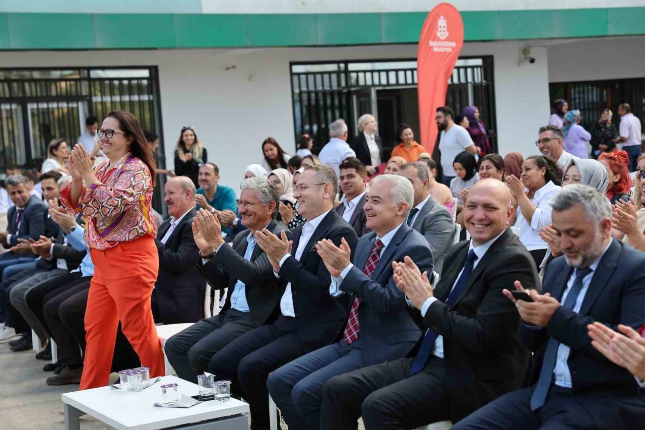 Belediye Başkanı Kartoğlu, ilk ders zilini öğrencilerle birlikte çaldı