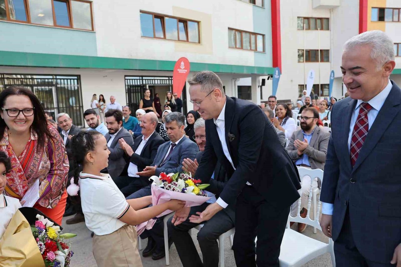 Belediye Başkanı Kartoğlu, ilk ders zilini öğrencilerle birlikte çaldı