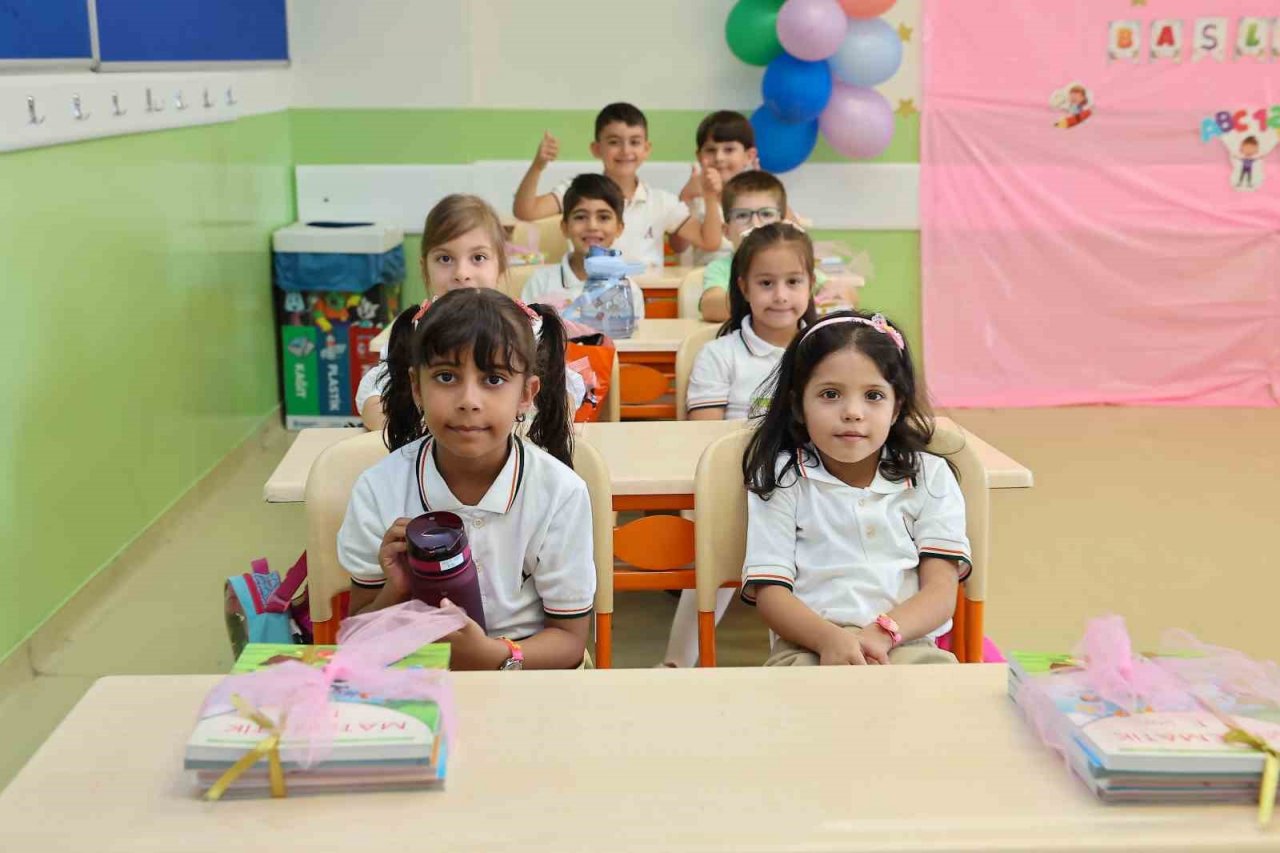 Belediye Başkanı Kartoğlu, ilk ders zilini öğrencilerle birlikte çaldı