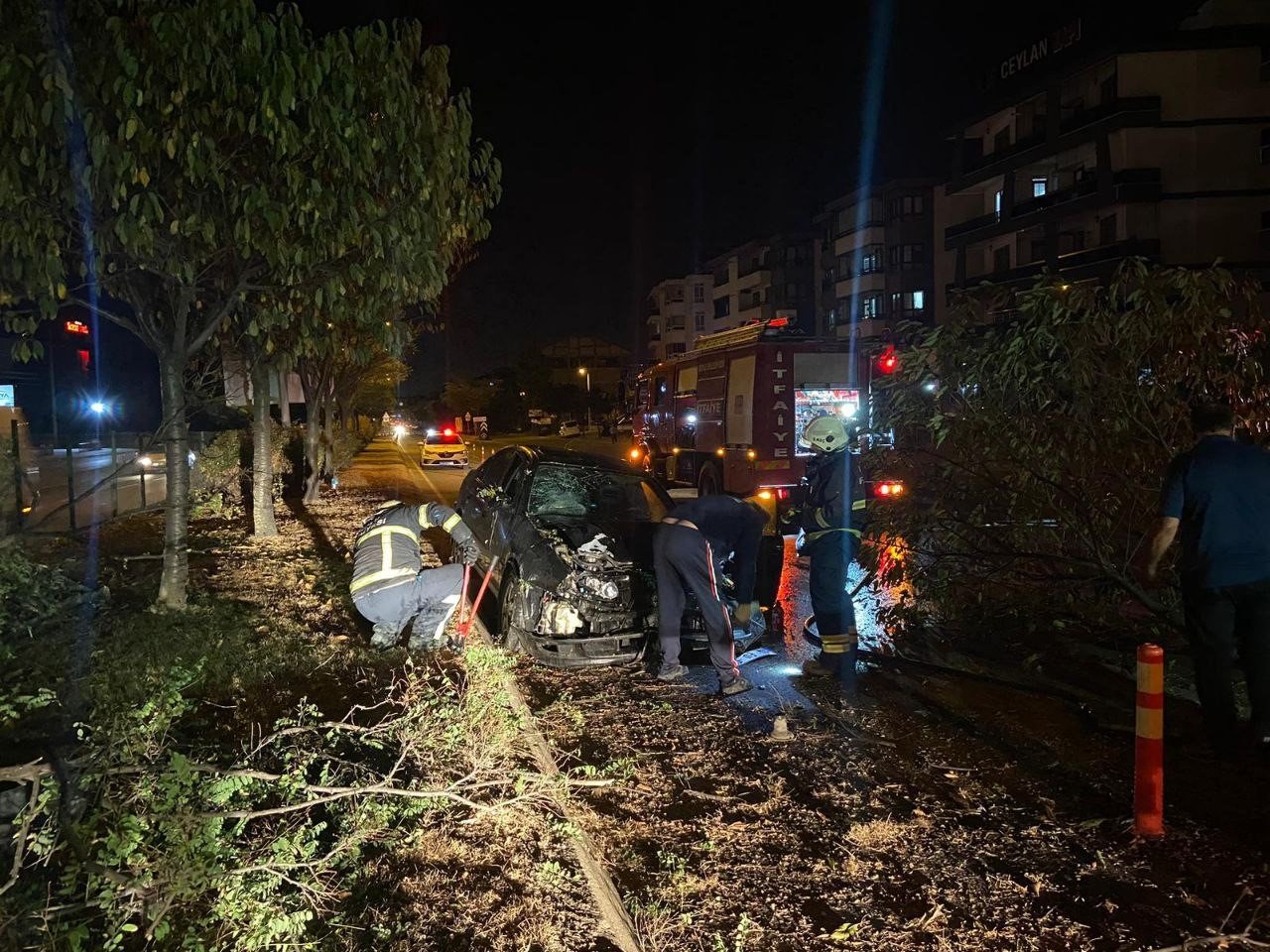 Aracıyla çarptığı orta refüjdeki ağacı gövdesinden kırdı: 1 yaralı