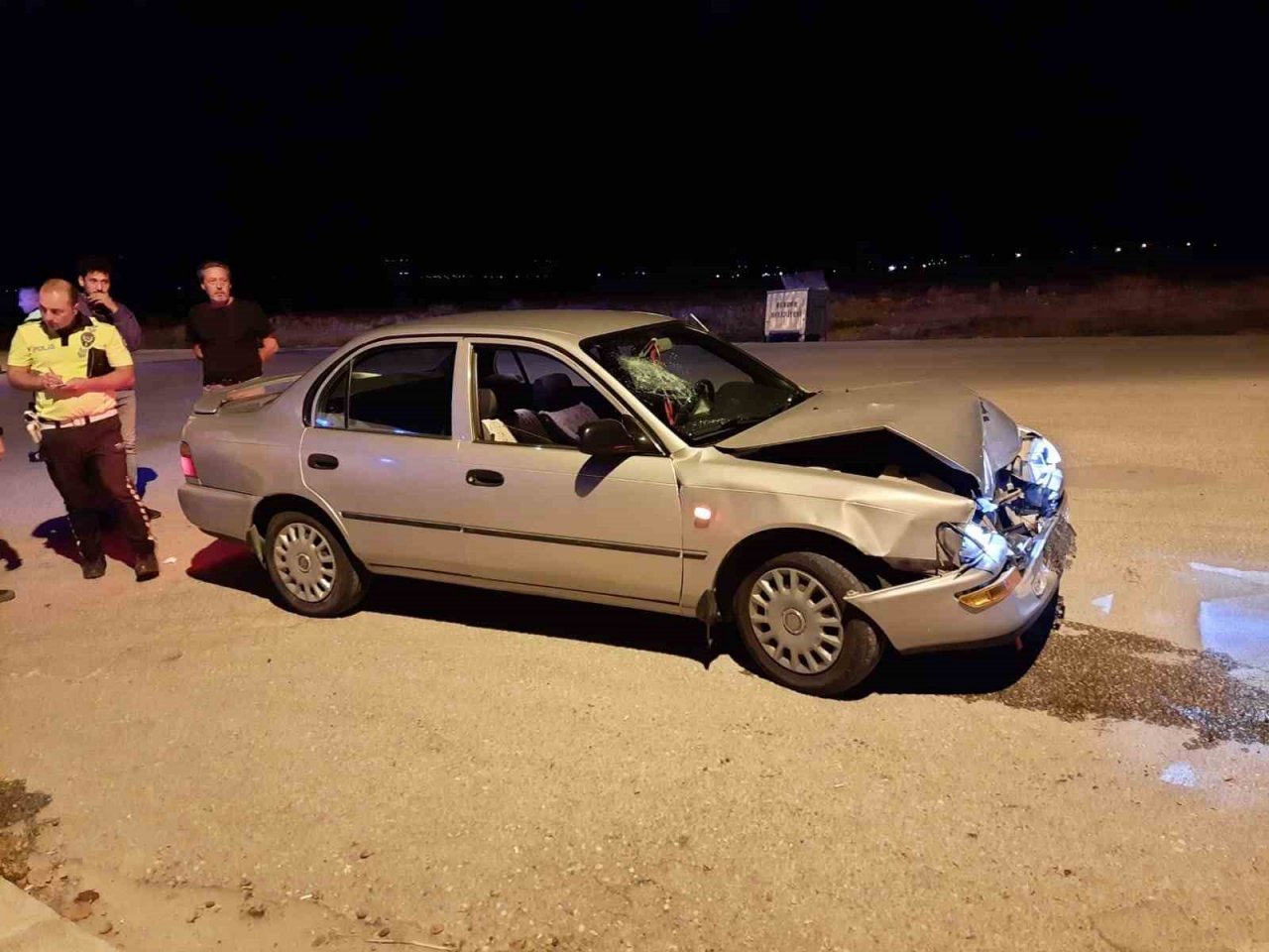 Kontrolden çıkan otomobil park halindeki ticari araca çarptı: 1 yaralı