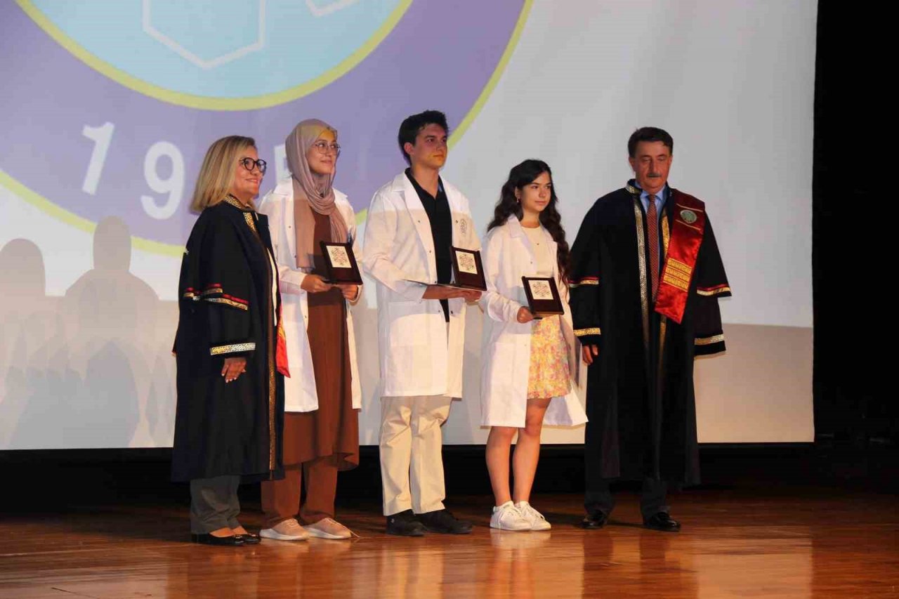 Hekim adayları beyaz önlüklerini giydi