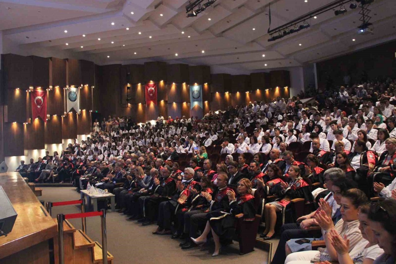 Hekim adayları beyaz önlüklerini giydi