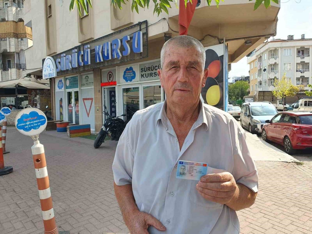 73 yaşındaki sürücü 30.denemesinde ehliyetine kavuştu