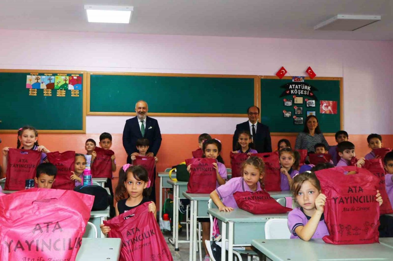 Çiftlikköy Belediyesi’nden öğrencilere eğitim seti hediyesi