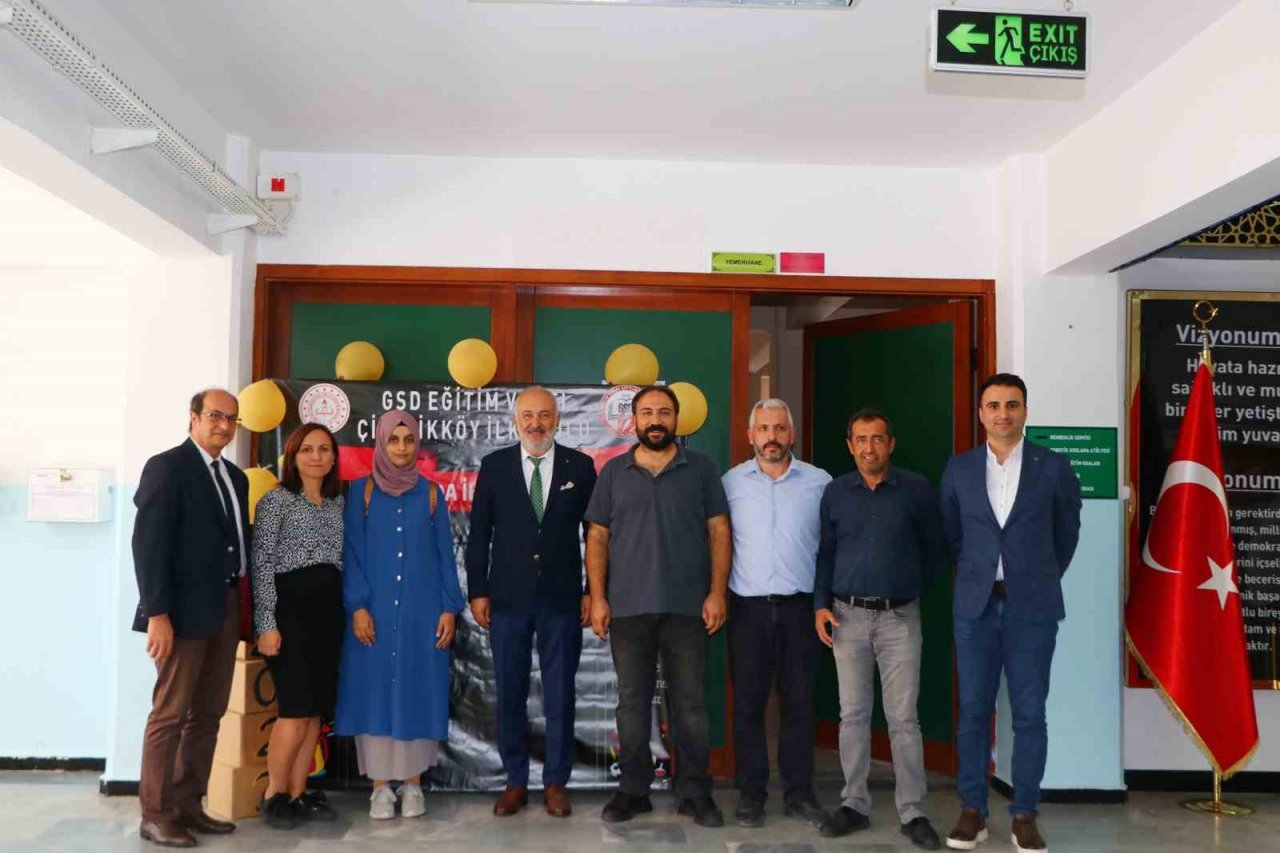 Çiftlikköy Belediyesi’nden öğrencilere eğitim seti hediyesi