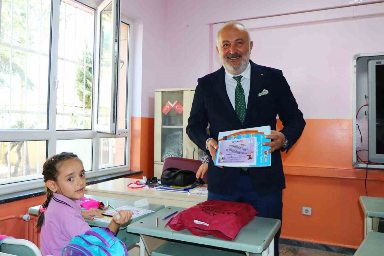 Çiftlikköy Belediyesi’nden öğrencilere eğitim seti hediyesi