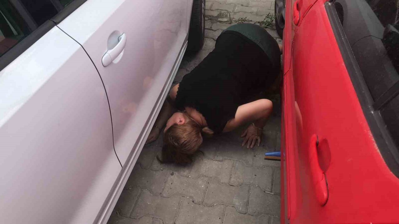 Otomobilin motor kısmına giren kedisini çıkarmak için saatlerce gözyaşlarıyla dil döktü