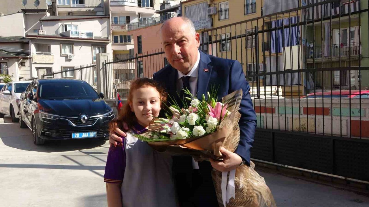 Denizli’de ilk ders zilini Vali Coşkun çaldı