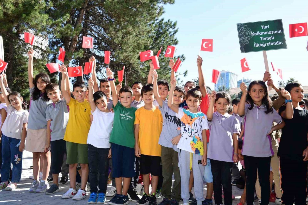 Deprem bölgesi Malatya’da yeni eğitim-öğretim başladı