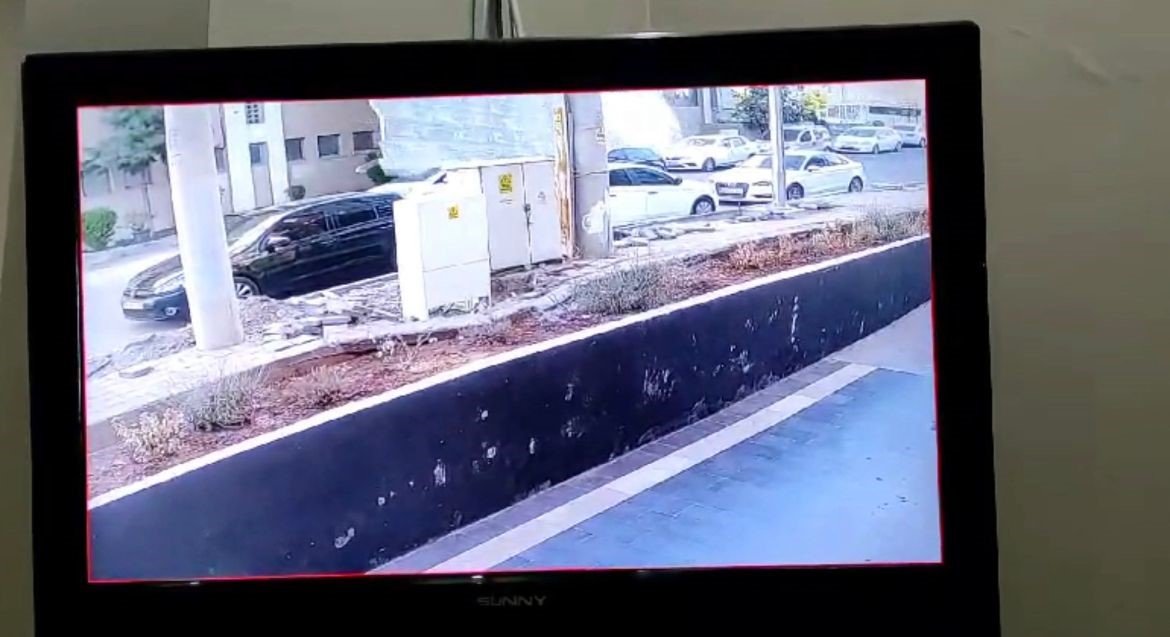 Diyarbakır’da otomobillerin üzerine dış cephe kaplaması düştü