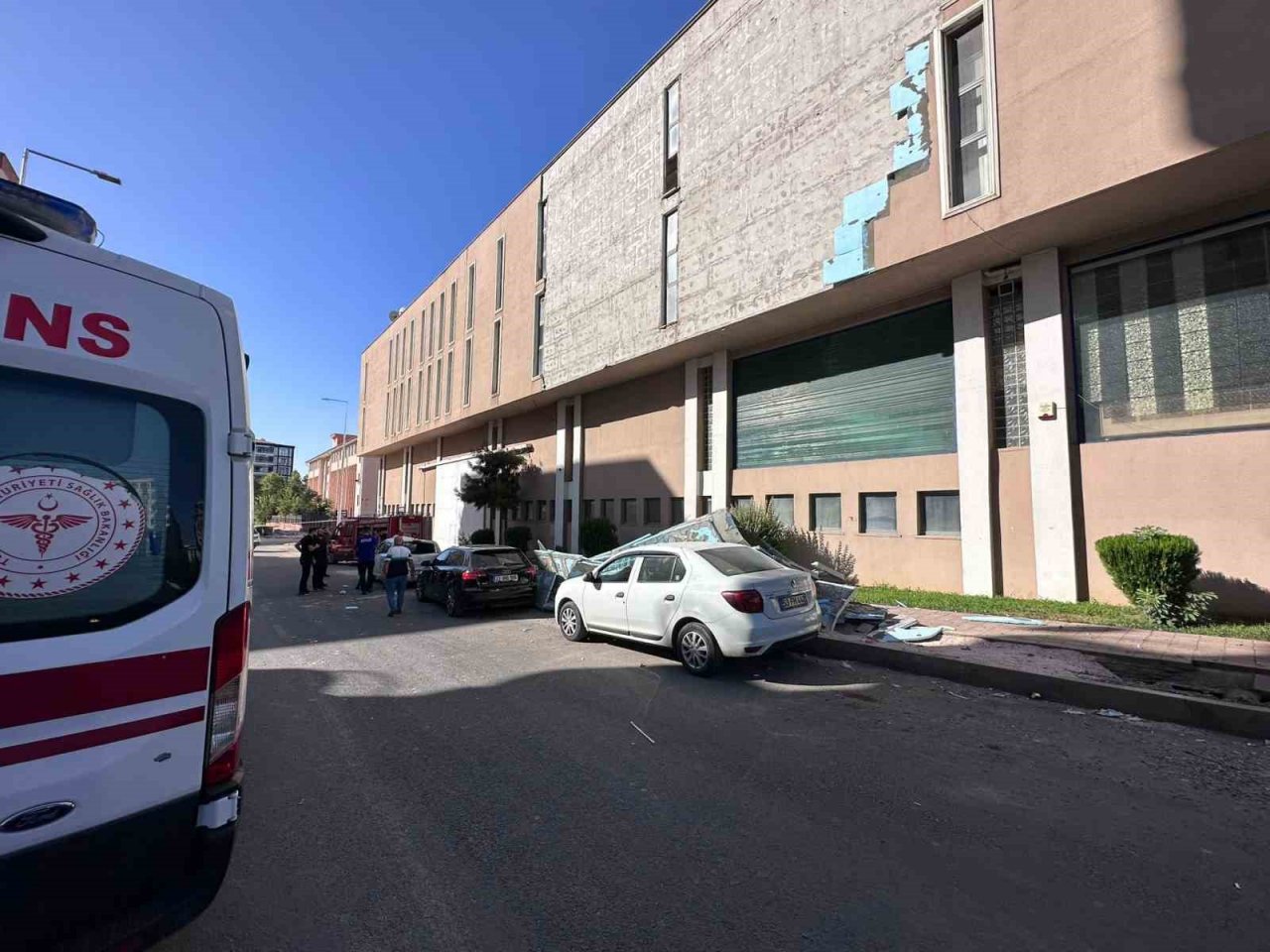 Diyarbakır’da otomobillerin üzerine dış cephe kaplaması düştü