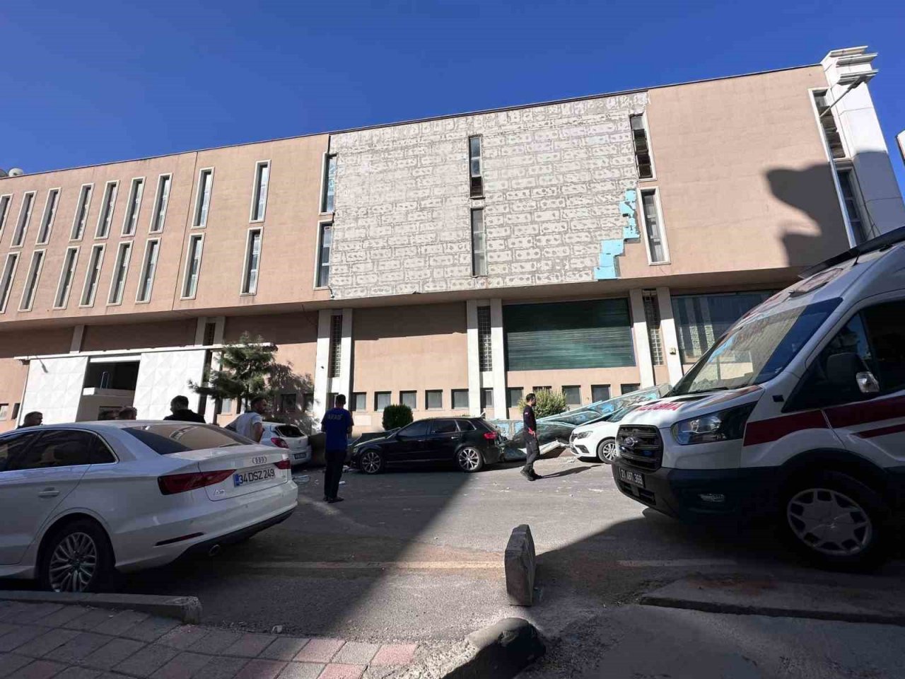 Diyarbakır’da otomobillerin üzerine dış cephe kaplaması düştü