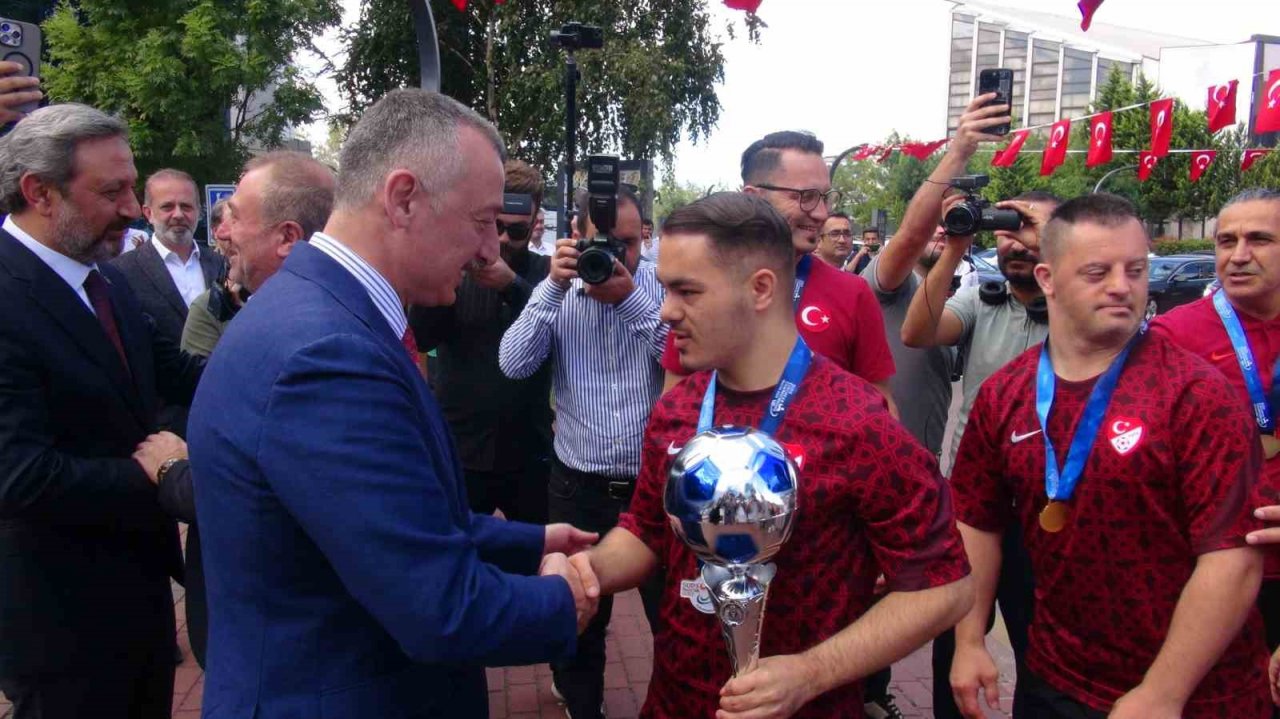 Down Sendromlu Futsal Milli Takımı’na coşkulu karşılama