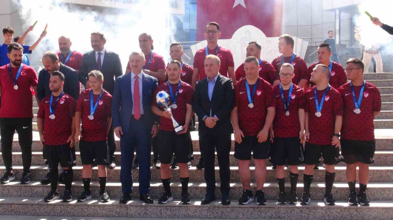 Down Sendromlu Futsal Milli Takımı’na coşkulu karşılama