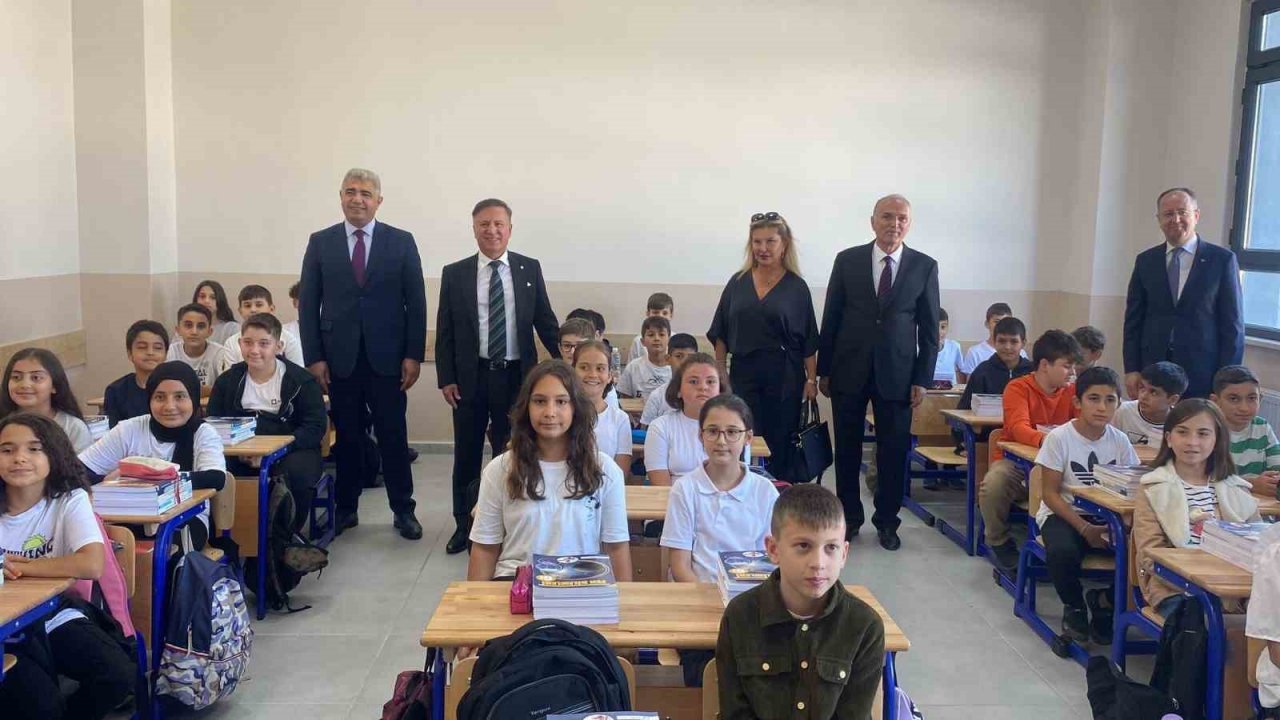 Şehrin en büyük ortaokulu törenle hizmete açıldı