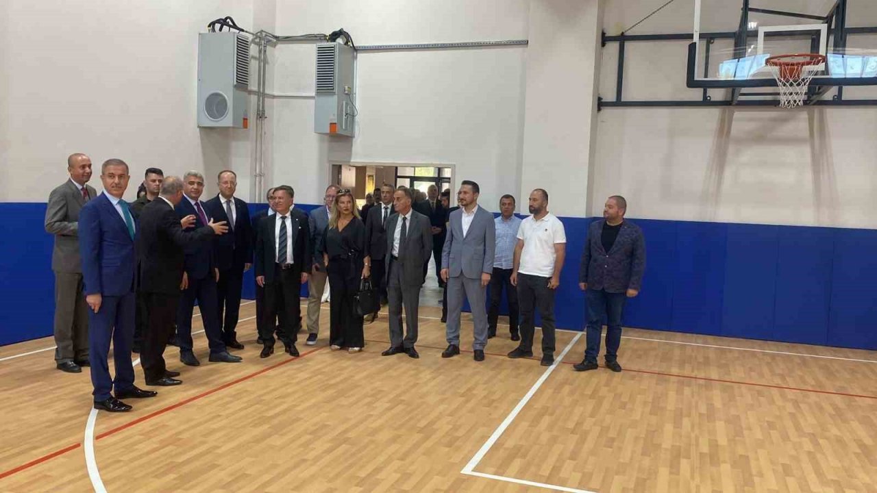 Şehrin en büyük ortaokulu törenle hizmete açıldı