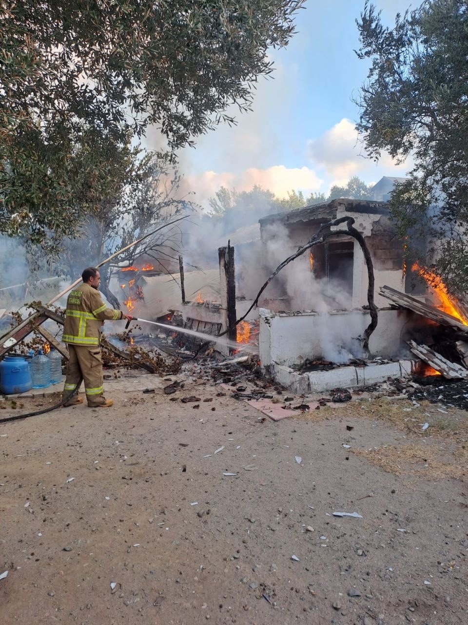 Erdek’te yanan ev kullanılamaz hale geldi