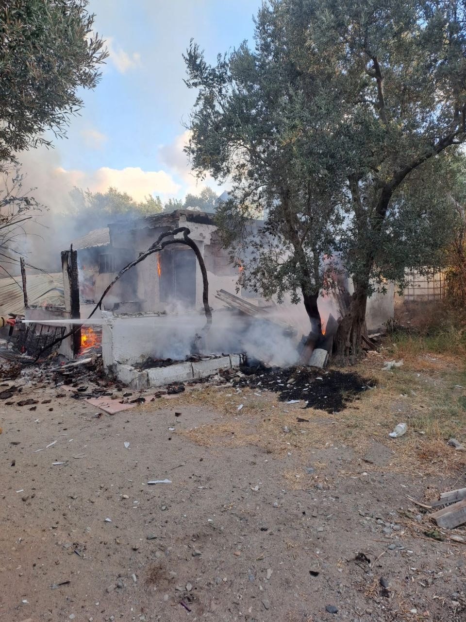 Erdek’te yanan ev kullanılamaz hale geldi