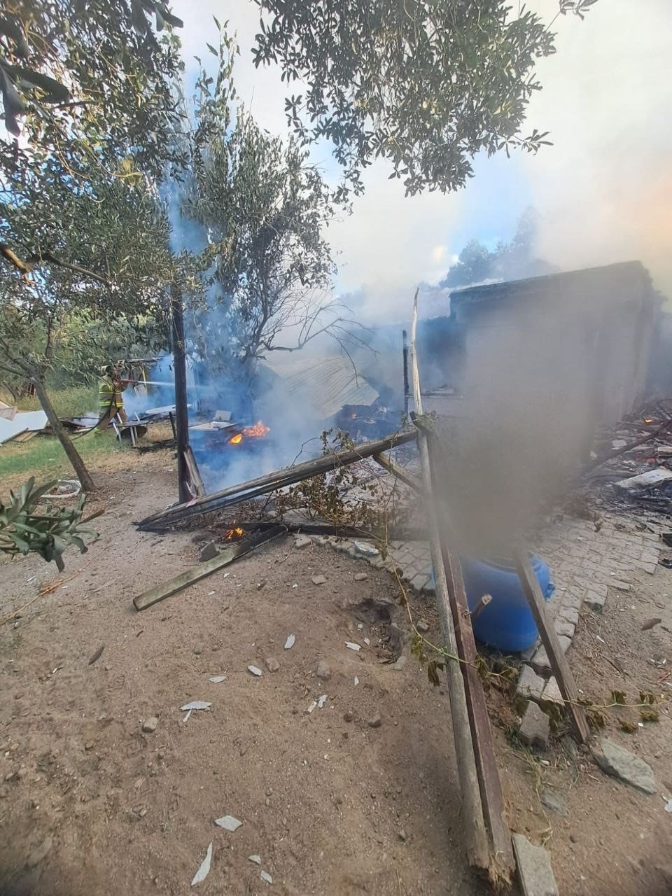 Erdek’te yanan ev kullanılamaz hale geldi