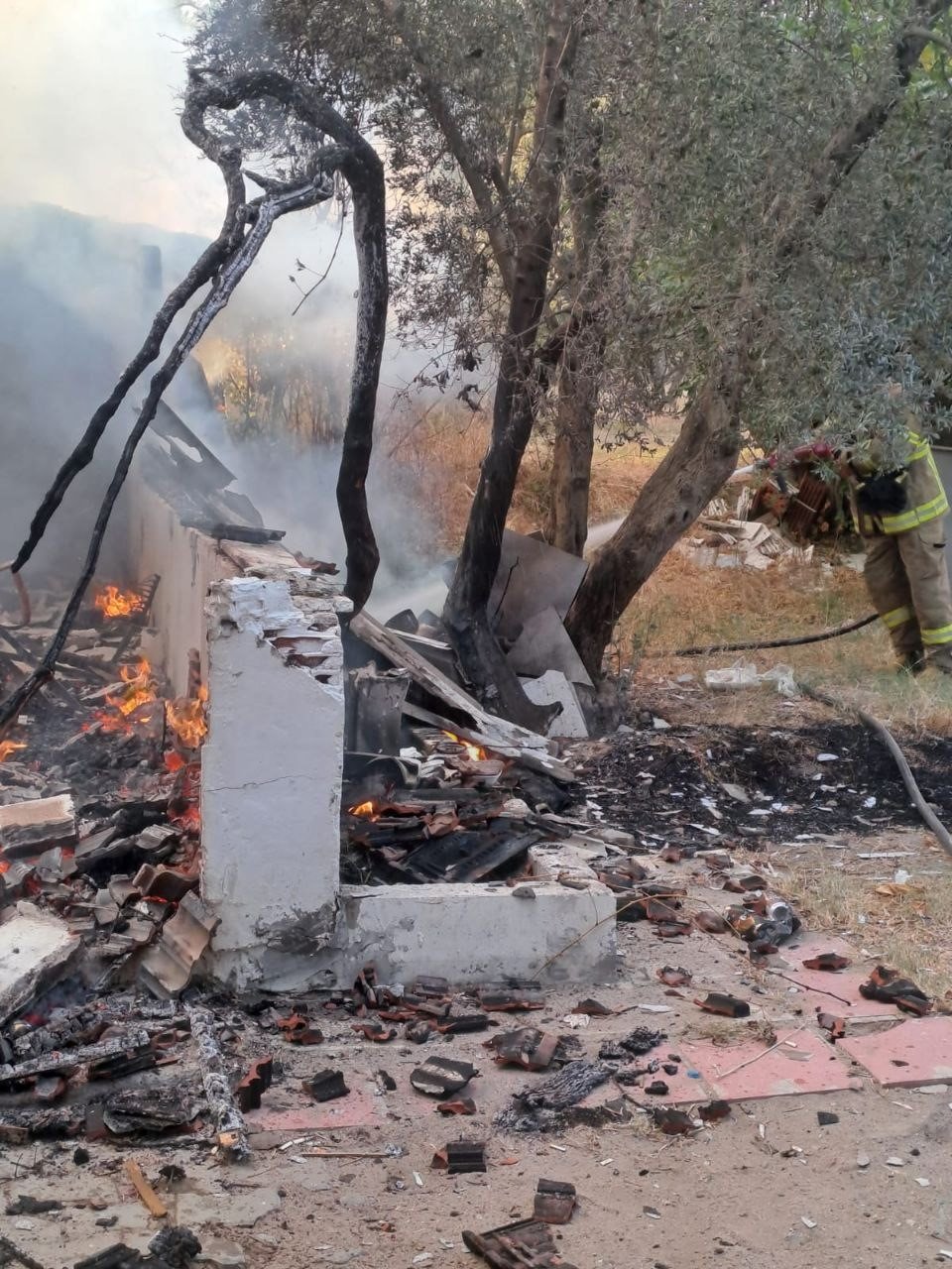 Erdek’te yanan ev kullanılamaz hale geldi