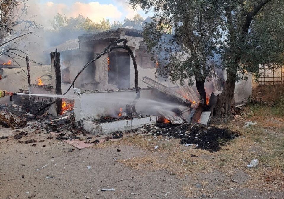 Erdek’te yanan ev kullanılamaz hale geldi