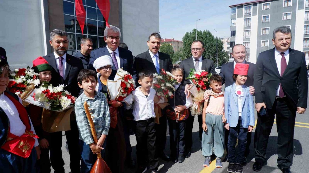 Erzurum’da ilk ders zili çaldı