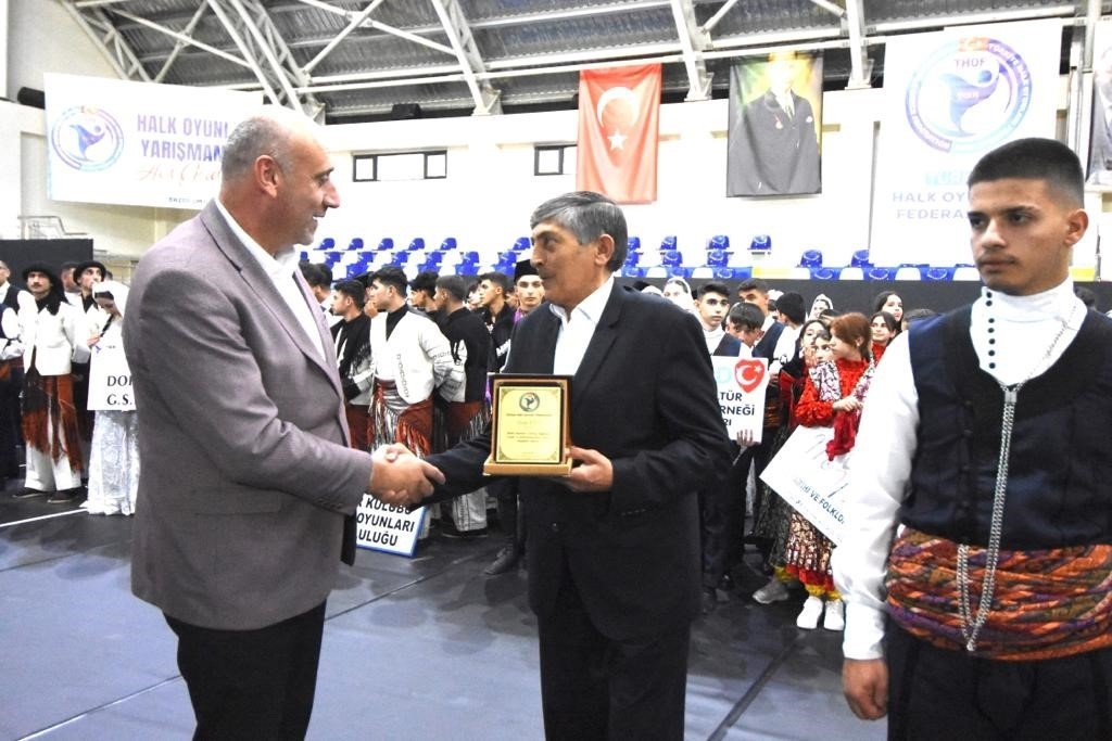 Folklor eğitmenlerine vefa için yarıştılar