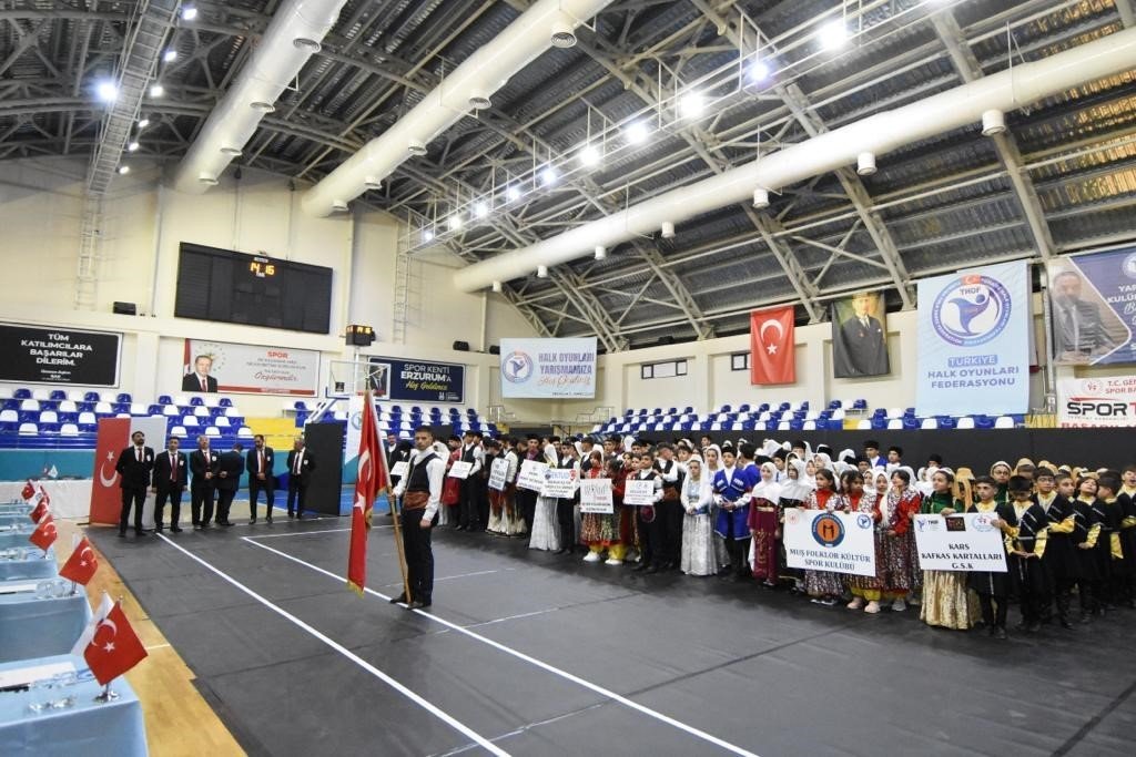 Folklor eğitmenlerine vefa için yarıştılar