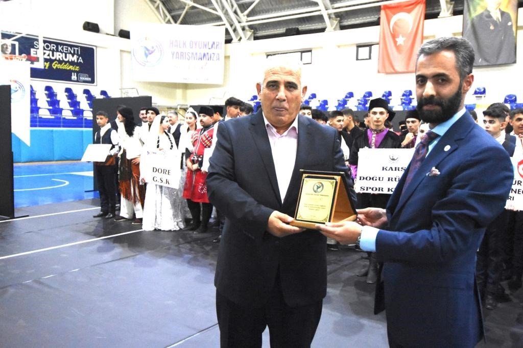 Folklor eğitmenlerine vefa için yarıştılar