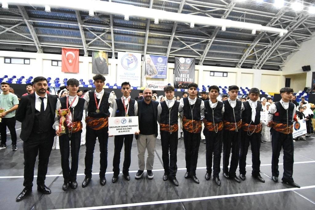 Folklor eğitmenlerine vefa için yarıştılar