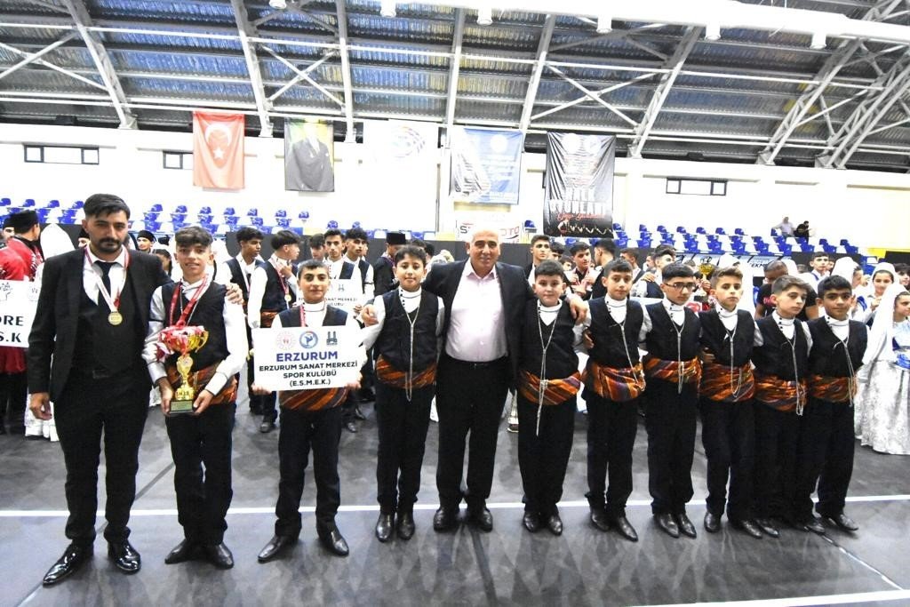 Folklor eğitmenlerine vefa için yarıştılar