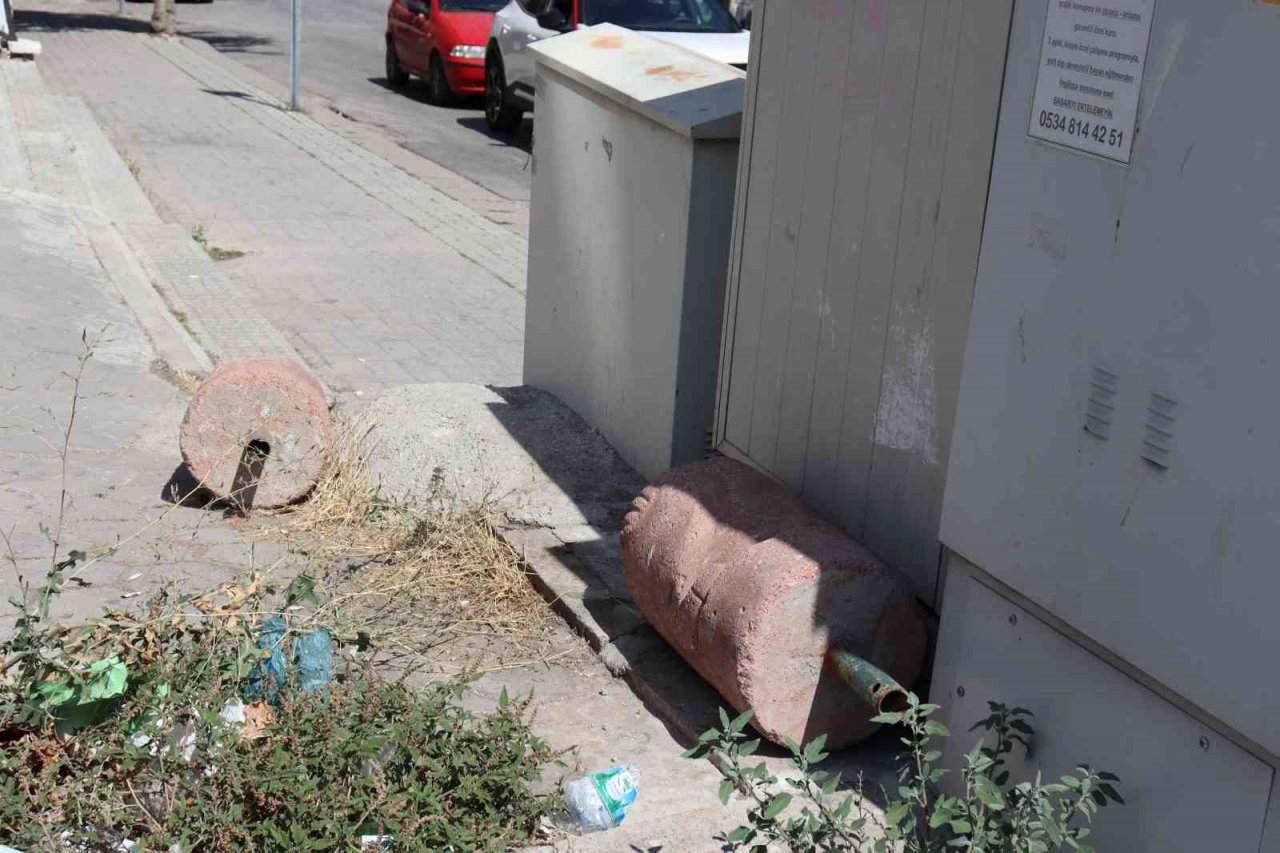 Vandalların yeni hedefi figürlü beton dubalar oldu