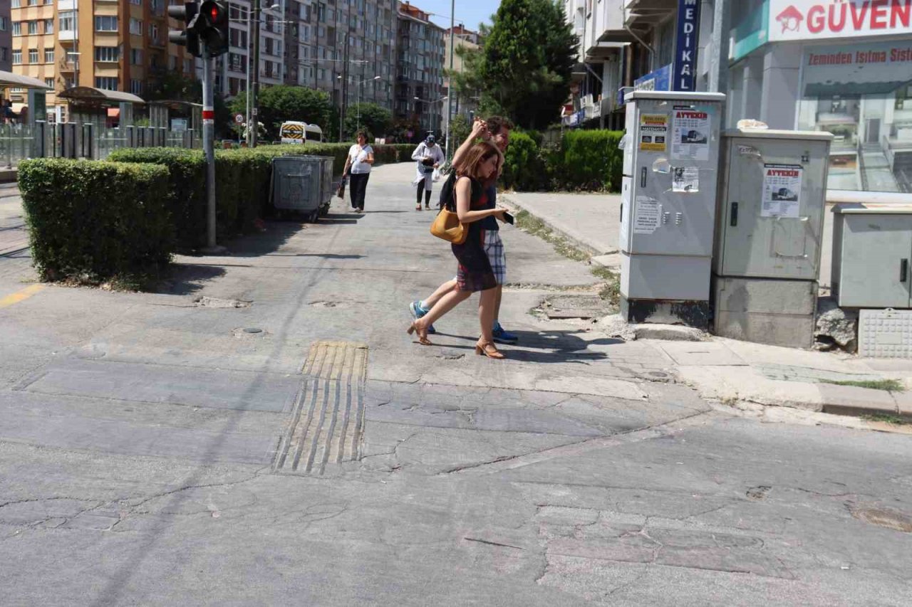 Vandalların yeni hedefi figürlü beton dubalar oldu