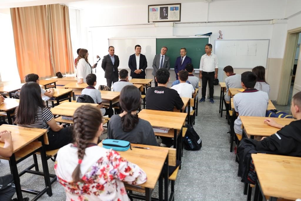 Başkan Özdoğan, öğrencileri ziyaret etti