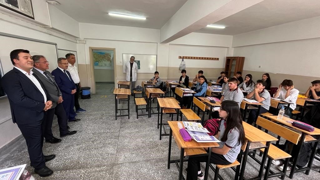 Başkan Özdoğan, öğrencileri ziyaret etti