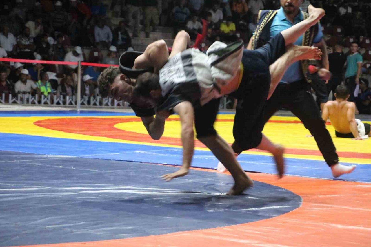 Enkaz kent Hatay’da 7 ülkeden 53 sporcu, depremzedelere moral olsun diye er meydanına çıktı