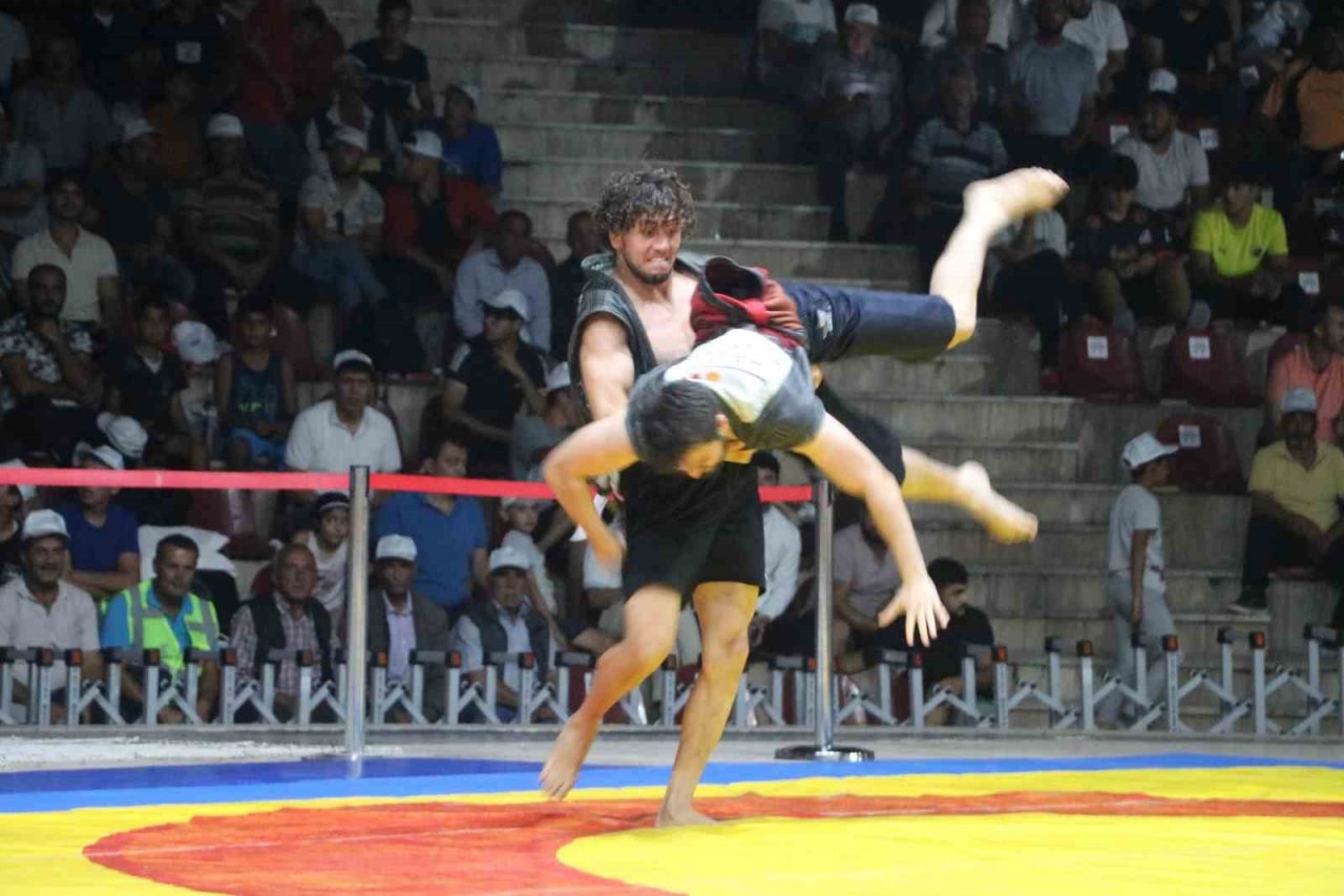 Enkaz kent Hatay’da 7 ülkeden 53 sporcu, depremzedelere moral olsun diye er meydanına çıktı