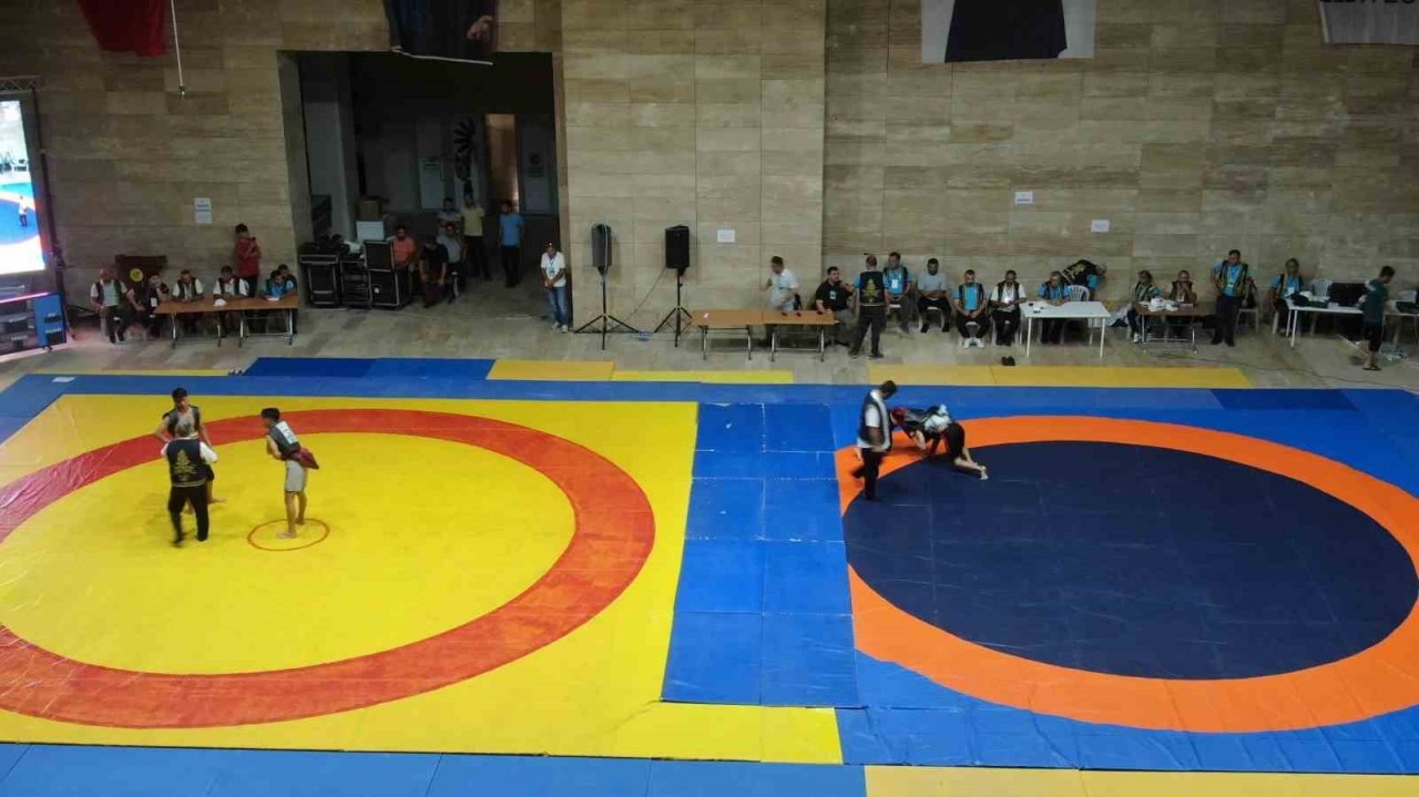 Enkaz kent Hatay’da 7 ülkeden 53 sporcu, depremzedelere moral olsun diye er meydanına çıktı