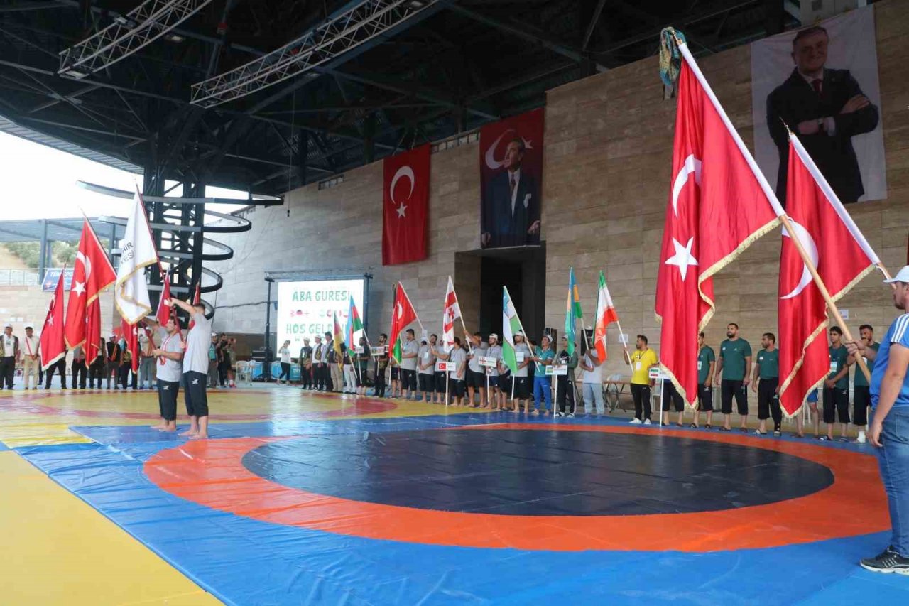 Enkaz kent Hatay’da 7 ülkeden 53 sporcu, depremzedelere moral olsun diye er meydanına çıktı