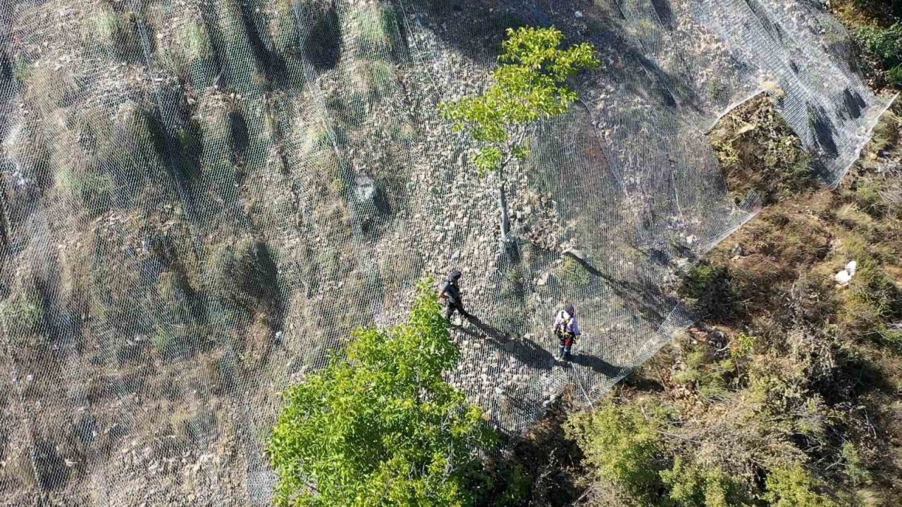 Kirazlıdere ve Andık Deresi yol bölgesine çelik tel döşeniyor
