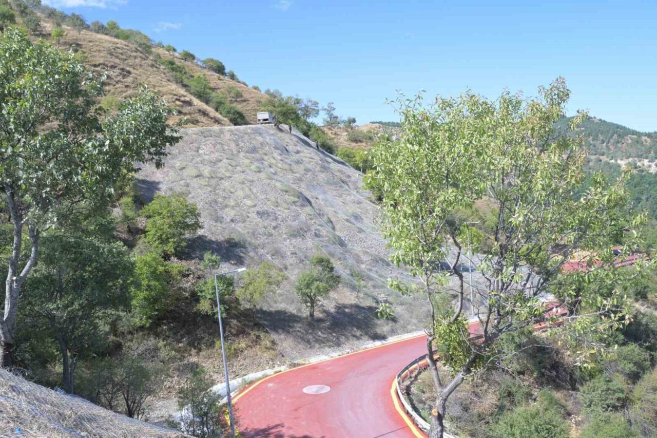 Kirazlıdere ve Andık Deresi yol bölgesine çelik tel döşeniyor